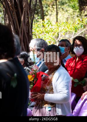 Cochabamba, Bolivia - Settembre 21 2022: Donna Boliviana più anziana rinnova i voti nel mezzo di una folla di anziani al Giardino Botanico Foto Stock
