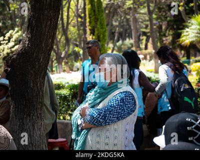 Cochabamba, Bolivia - Settembre 21 2022: Donna Boliviana anziana che indossa una maschera in un giardino in un giorno di sole Foto Stock