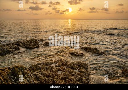 Tramonto a Kantiang Bay, Isola di Koh Lanta, Krabi, Thailandia Foto Stock