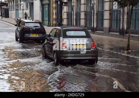 Londra, Regno Unito. 6th novembre 2022. Una strada allagata a Bloomsbury, nel centro di Londra, dopo una forte pioggia. Foto Stock