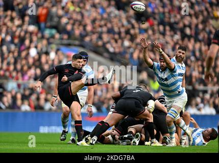 Twickenham, Regno Unito. 06th Nov 2022. Inghilterra V Argentina. Stadio di Twickenham. Twickenham. Ben Youngs (Inghilterra) calci mentre Matias Alemanno (Argentina) cerca di bloccare durante la partita di rugby della serie delle Nazioni autunnali dell'Inghilterra V Argentina. Credit: Sport in Pictures/Alamy Live News Foto Stock