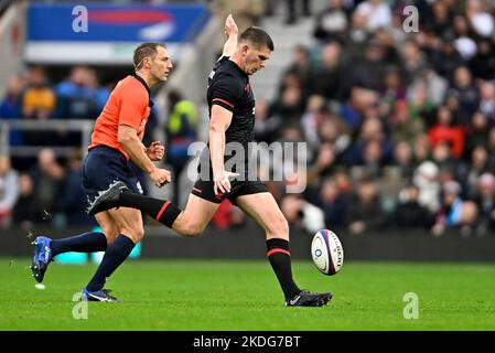 Twickenham, Regno Unito. 06th Nov 2022. Inghilterra V Argentina. Stadio di Twickenham. Twickenham. Owen Farrell (Inghilterra, capitano) calci durante la partita di rugby della serie delle Nazioni d'autunno Inghilterra V Argentina. Credit: Sport in Pictures/Alamy Live News Foto Stock