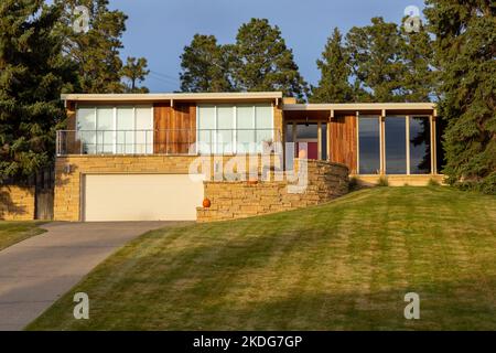 Architettura che mostra l'esterno di una moderna casa in stile ranch MCM del 1960s Foto Stock