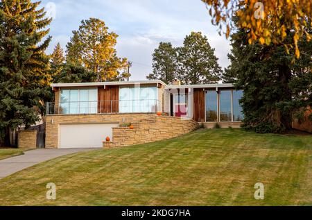 Architettura che mostra l'esterno di una moderna casa in stile ranch MCM del 1960s Foto Stock