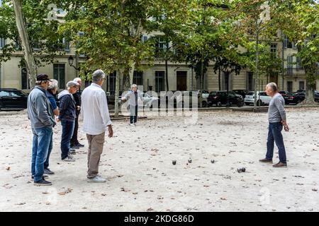 Un gruppo di uomini che giocano a bocce in Nímes Francia. Foto Stock