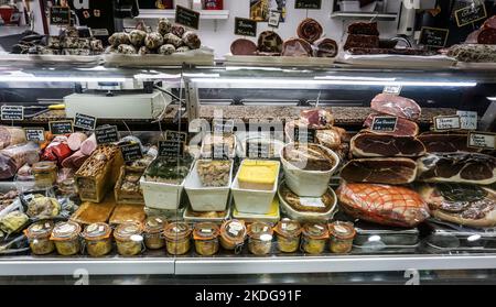 Un banco delicatessen a Les Halles. De Nímes, Nimes, Francia, Un grande mercato al coperto con oltre 100 bancarelle. Foto Stock