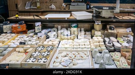 Un banco di formaggi a Les Halles. De Nímes, Nimes, Francia, Un grande mercato al coperto con oltre 100 bancarelle. Foto Stock