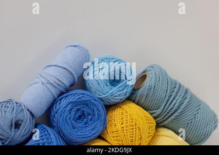 Corde di cotone nei colori blu, blu, giallo e lilla adatte per la produzione di macrame Foto Stock