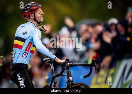 Il belga Michael Vanthourenhout festeggia il traguardo per vincere la gara maschile d'élite ai Campionati europei di ciclismo in bicicletta, domenica 06 novembre 2022, a Namur, in Belgio. FOTO DI BELGA JASPER JACOBS Foto Stock