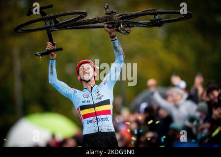 Il belga Michael Vanthourenhout festeggia il traguardo per vincere la gara maschile d'élite ai Campionati europei di ciclismo in bicicletta, domenica 06 novembre 2022, a Namur, in Belgio. FOTO DI BELGA JASPER JACOBS Foto Stock