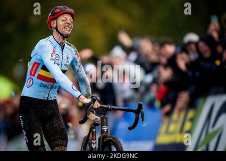 Il belga Michael Vanthourenhout festeggia il traguardo per vincere la gara maschile d'élite ai Campionati europei di ciclismo in bicicletta, domenica 06 novembre 2022, a Namur, in Belgio. FOTO DI BELGA JASPER JACOBS Foto Stock