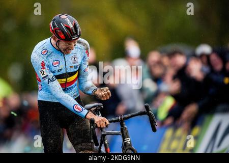 Il belga Michael Vanthourenhout festeggia il traguardo per vincere la gara maschile d'élite ai Campionati europei di ciclismo in bicicletta, domenica 06 novembre 2022, a Namur, in Belgio. FOTO DI BELGA JASPER JACOBS Foto Stock