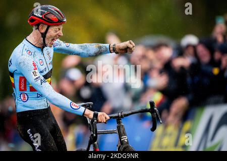 Il belga Michael Vanthourenhout festeggia il traguardo per vincere la gara maschile d'élite ai Campionati europei di ciclismo in bicicletta, domenica 06 novembre 2022, a Namur, in Belgio. FOTO DI BELGA JASPER JACOBS Foto Stock