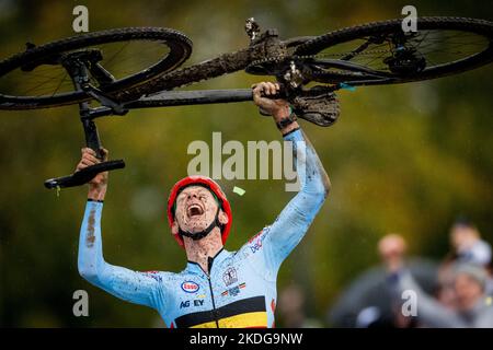 Il belga Michael Vanthourenhout festeggia il traguardo per vincere la gara maschile d'élite ai Campionati europei di ciclismo in bicicletta, domenica 06 novembre 2022, a Namur, in Belgio. FOTO DI BELGA JASPER JACOBS Foto Stock