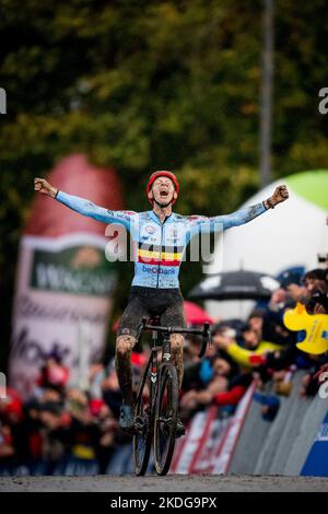 Il belga Michael Vanthourenhout festeggia il traguardo per vincere la gara maschile d'élite ai Campionati europei di ciclismo in bicicletta, domenica 06 novembre 2022, a Namur, in Belgio. FOTO DI BELGA JASPER JACOBS Foto Stock