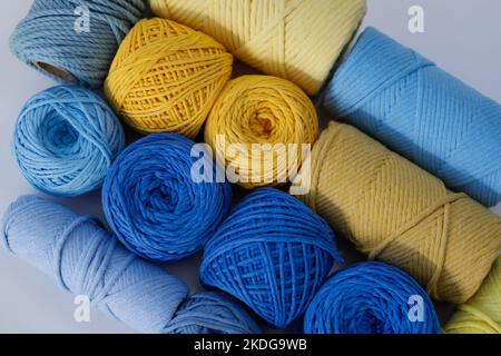 Corde di cotone nei colori blu, blu, giallo e lilla sono adatte per la preparazione di macrame. Primo piano Foto Stock