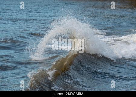 onda che si infrange nel mare in una giornata tempesta Foto Stock