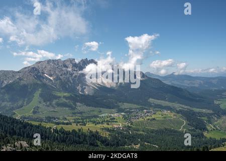 Vista dal Gruppo del Catinaccio al Monte Latemar con la città di Karersee in primo piano. Foto Stock