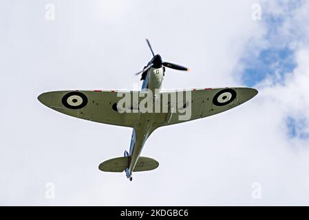 Cambridge, Regno Unito - 12 settembre 2015 - Un aereo da caccia Supermarine Spitfire della seconda guerra mondiale vola sui cieli di Cambridge durante il Dragon Bo Foto Stock