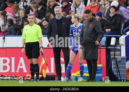 Leicester, Regno Unito. 06th Nov 2022. Leicester, Inghilterra, novembre 6th 2022: Willie Kirk (Leicester City Women Manager) si occupa della partita della Super League delle donne fa di Barclays tra Leicester City e Arsenal al King Power Stadium di Leicester, Inghilterra. (James Holyoak/SPP) Credit: SPP Sport Press Photo. /Alamy Live News Foto Stock