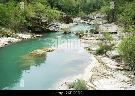 Vista durante una giornata nuvolosa delle gole del metauro, i canyon formati dal fiume metauro nei pressi della città di Fossombrone durante una giornata nuvolosa. Foto Stock