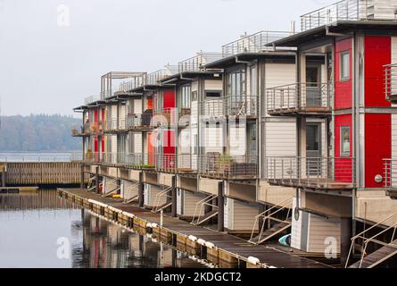 Flensburg, Sonwik, moderne case di acqua nel porto turistico, Schleswig-Holstein, Flensburg, Germania - 21 ottobre 2022. Foto Stock