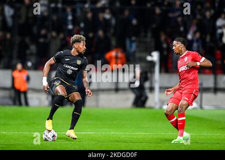 Amir Murillo di Anderlecht e Michel Ange Balikwisha di Anversa hanno mostrato in azione durante una partita di calcio tra RAFC Antwerp e RSCA Anderlecht, domenica 06 novembre 2022 ad Anversa, il giorno 16 della prima divisione del campionato belga della 'Jupiler Pro League' del 2022-2023. BELGA FOTO TOM GOYVAERTS Foto Stock