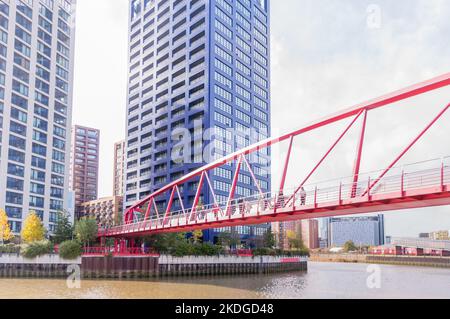 Pubblico singolo ponte pedonale sul fiume lea link est London City Island appartamento alloggio e uffici per la città di inscatolamento stazione dlr Foto Stock