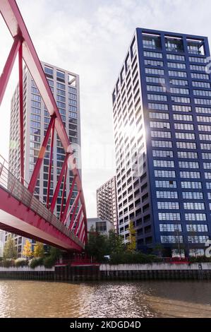 pubblico pedonale singolo ponte pedonale sul fiume lea link est londra città isola appartamento alloggio e uffici a canning città stazione dlr, Foto Stock