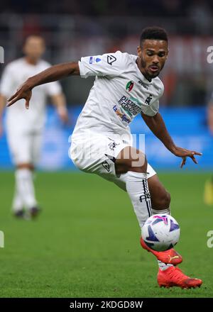 Milano, Italia, 5th novembre 2022. Kelvin Amian di Spezia Calcio durante la Serie A match a Giuseppe Meazza, Milano. L'immagine di credito dovrebbe essere: Jonathan Moskrop / Sportimage Foto Stock