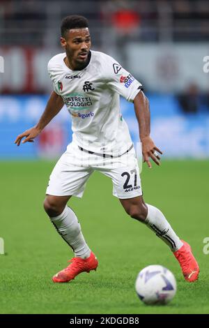 Milano, Italia, 5th novembre 2022. Kelvin Amian di Spezia Calcio durante la Serie A match a Giuseppe Meazza, Milano. L'immagine di credito dovrebbe essere: Jonathan Moskrop / Sportimage Foto Stock