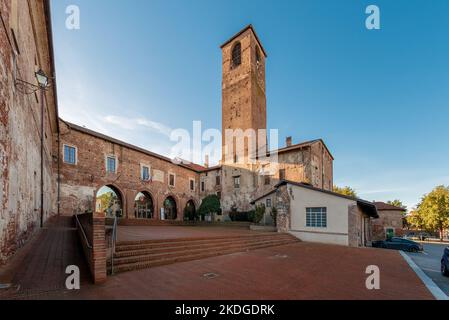 Carmagnola, Torino, Italia - 05 novembre 2022: Ingresso agli uffici comunali situati all'interno dell'antico castello di Carmagnola con antica torre Foto Stock