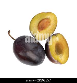 prugne fresche mature intere e tagliate isolate su fondo bianco, frutta spezzata a metà con osso, vista dall'alto Foto Stock