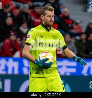 Leverkusen, Renania settentrionale-Vestfalia, Germania. 6th Nov 2022. Il portiere di Bayer Leverkusen LUKAS HRADECKY (1) tiene la palla nella partita Bayer Leverkusen vs. Union Berlin Bundesliga alla BayArena di Leverkusen, Germania, il 6 novembre 2022. (Credit Image: © Kai Dambach/ZUMA Press Wire) Foto Stock