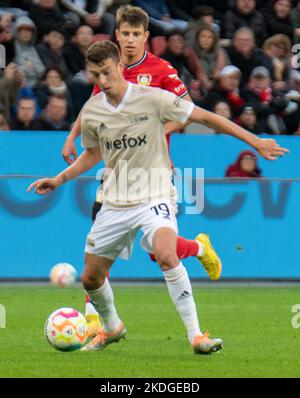 Leverkusen, Renania settentrionale-Vestfalia, Germania. 6th Nov 2022. Il giocatore di Union Berlin JANIK HABERER (19, davanti) tenta un passaggio mentre viene spinto da Bayer Leverkusen avanti ADAM HLOZEK (23, dietro) nella partita Bayer Leverkusen vs. Union Berlin Bundesliga alla BayArena di Leverkusen, in Germania, il 6 novembre 2022. (Credit Image: © Kai Dambach/ZUMA Press Wire) Foto Stock