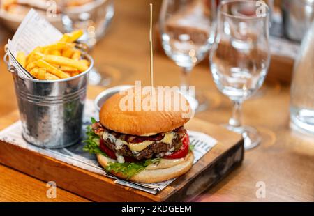 primo piano di patatine fritte, ketchup e hamburger Foto Stock