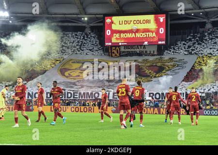 Roma, Italia. 06th Nov 2022. Coreografia di AS Roma durante la Serie Una partita di calcio tra AS Roma e SS Lazio allo stadio Olimpico di Roma (Italia), 6th novembre 2022. Foto Antonietta Baldassarre/Insidefoto Credit: Insidefoto di andrea staccioli/Alamy Live News Foto Stock