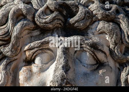 Una testa di Medusa scolpita in pietra di Didima, un antico santuario greco sulla costa di Ionia nel dominio della città di Mileto. Apollo era il principale dei Foto Stock