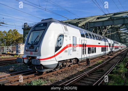 DB Intercity 2 treno sul ponte Hohenzollern a Colonia, Germania Foto Stock