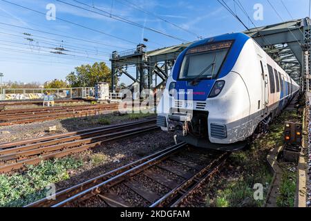 Treno regionale nazionale Bombardier Talent 2 sul ponte Hohenzollern di Colonia, Germania Foto Stock