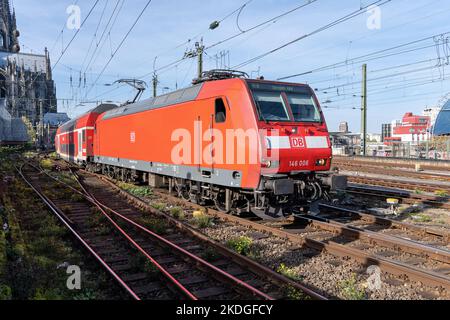 DB Regio alla stazione centrale di Colonia Foto Stock