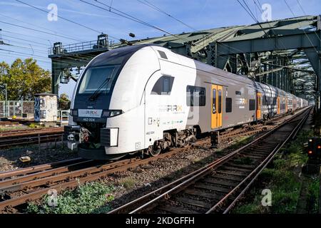 Treno regionale Rhin-Ruhr-Express Siemens Desiro HC sul ponte Hohenzollern di Colonia, Germania Foto Stock