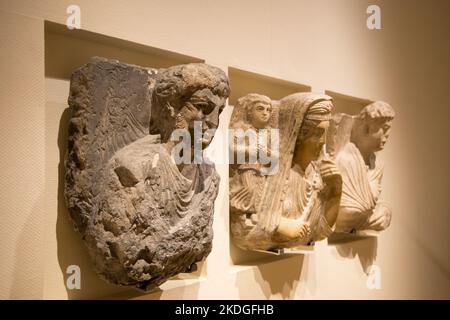 Leiden, Paesi Bassi - 04 GENNAIO 2020: Calcare Palmyrene sollievo funerario dall'antico impero romano dell'uomo con capelli ricci e barba. Siria, Palmyra Foto Stock