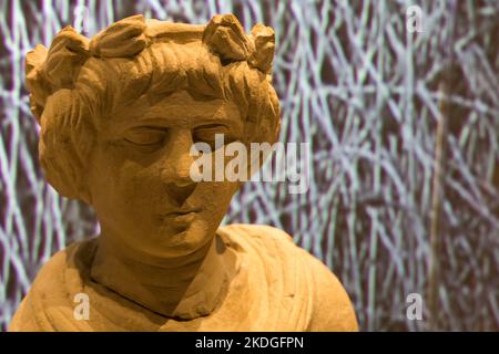 Leiden, Paesi Bassi - 04 GENNAIO 2020: Primo piano della faccia di una statua in terracotta dell'antica Cipro. Foto Stock