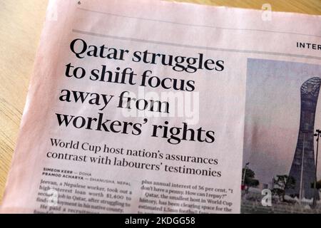 Financial Times World Cup Football Newspaper headline 'il Qatar lotta per allontanare l'attenzione dai diritti dei lavoratori' 5 novembre 2022 Foto Stock