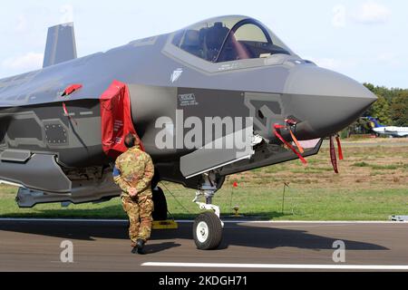 Kleine Brogel, Belgio - 08 SETTEMBRE 2018: L'aeronautica italiana Lockheed Martin F-35 Lightning II in piedi sulla strada mentre un soldato italiano sta ammirando la t Foto Stock