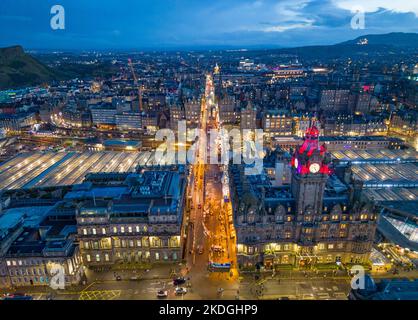 Vista aerea dello skyline di Edimburgo lungo North Bridge al tramonto, Scozia, Regno Unito Foto Stock