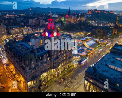 Vista aerea del Balmoral Hotel e dello skyline di Edimburgo al tramonto, Scozia, Regno Unito Foto Stock