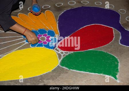 Popoli tribali che disegnano rangoli alla vigilia di Diwali Foto Stock