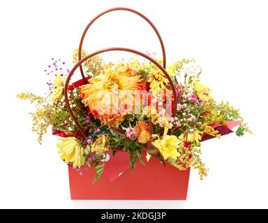 Vecchio bouquet di assaggiatori, crisantemi e rose isolate su fondo bianco Foto Stock